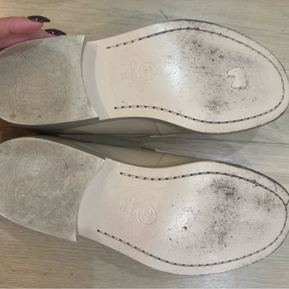 CHANEL Beige Loafers with Gold Detail size 38 - Picture 5 of 7